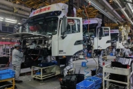 東風商用車有限公司車輛工廠職工熱火朝天忙生產